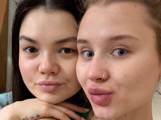 ScarlettAndBenit's Live Cam